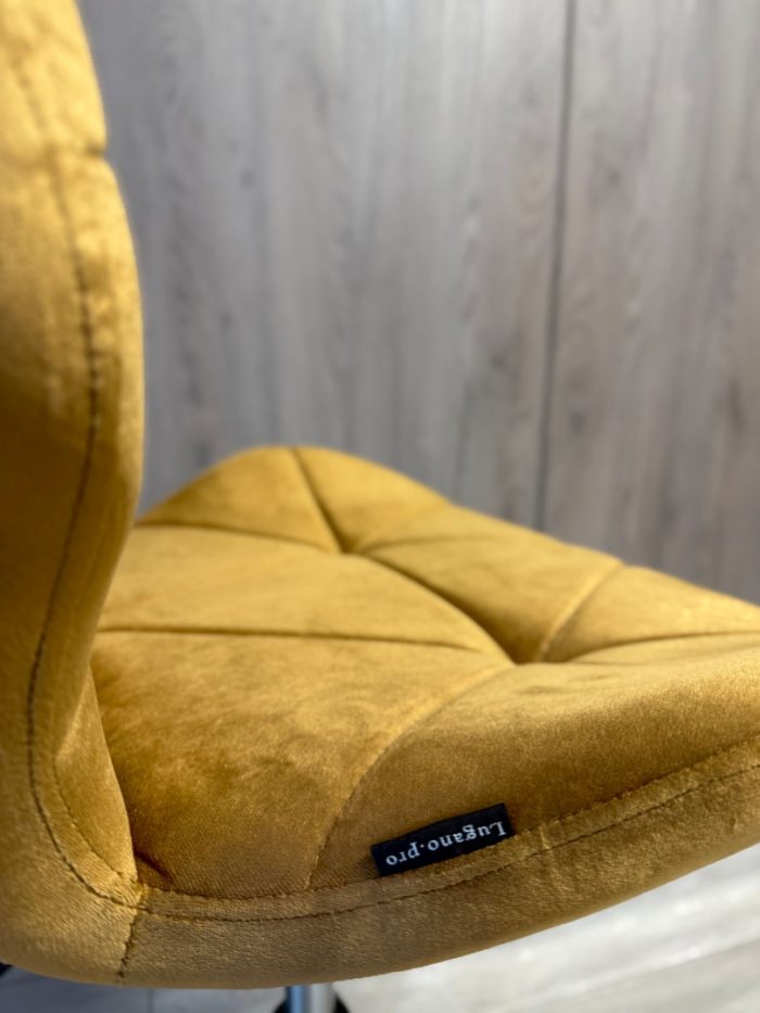 Офісне крісло Lugano коричневого кольору з чорною основою. Комфорт і стиль для вашого офісу та дому - Зображення 6