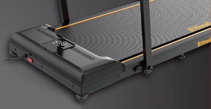 PROFESJONALNA-BIEZNIA-DOMOWA-SKLADANA-LED-BT-GLOSNIK-10KM-H-130KG-PAS-100CM-Model-inny-1 Електрична бігова доріжка Riwall Pro CHUDY MAX - ефективні тренування вдома для досягнення фітнес-цілей - Зображення 5