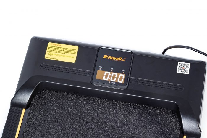 PROFESJONALNA-BIEZNIA-DOMOWA-SKLADANA-LED-BT-GLOSNIK-10KM-H-130KG-PAS-100CM-Pomiary-czas-trwania-treningu-dystans-predkosc-spalone-kalorie Електрична бігова доріжка Riwall Pro CHUDY MAX - ефективні тренування вдома для досягнення фітнес-цілей - Зображення 4